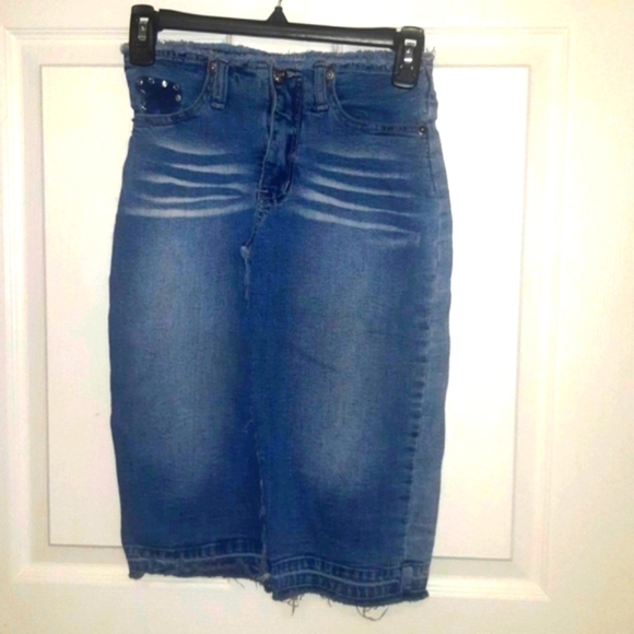 (XS/S)🆕️Dynamite Jewelled Stretchy Denim Skirt W12"× L22" - Picture 3 of 9